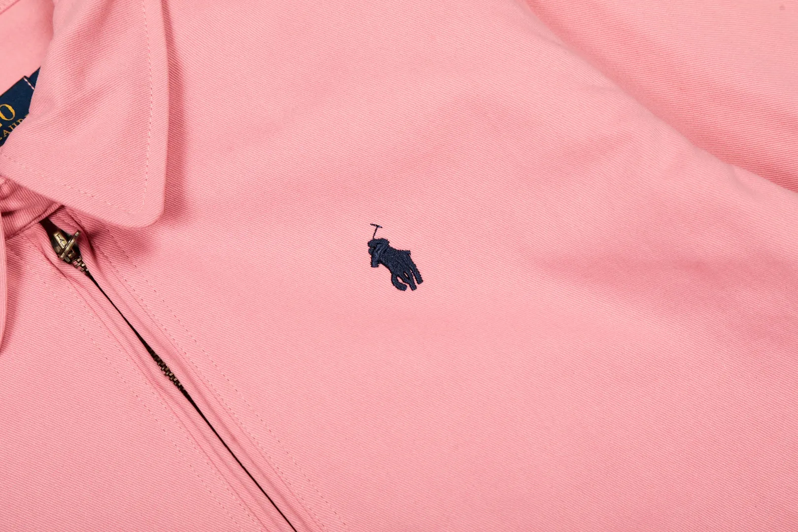 P300 top quality" Style number: 8101# (not off the shelves all year round) [Ralph Lauren/Ralph Lauren old cadre pony embroidered armband POLO jacket] ✅Ralph Lauren Ralph Lauren classic basic American retro old cadre goddess style jacket ✅Pure cotton high-gram heavy wash, soft, comfortable and tangible, upright and textured ✅Customized Vintage bronze double-open zipper head to restore the same quality as the cabinet version ✅This style: White/khaki color. There are waist patterns inside the threads of the collar and cuffs. Please note~ ✅Retro versatile jacket. The upper body is very flattering. Versatile model YYDS~ ✅Versatile for daily wear and work wear. ✅The upper body is simple and easy to wear. A must-have for goddess ootd. Good-looking clothes are never too picky. A must-have in the goddess' wardrobe. Size: S-XL. Color: White, yellow, red, navy, khaki, pink, light blue, olive green.